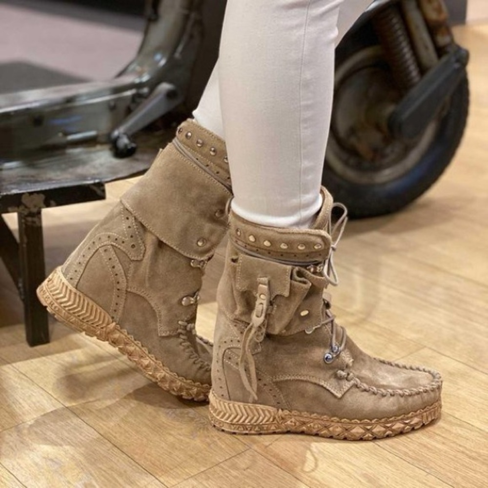 El Vaquero Nikila Ankle Boots in tan suede. Size 38